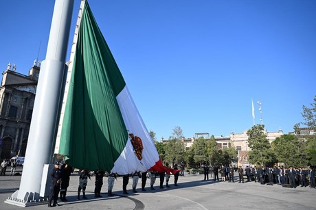 Realizan ceremonia de izamiento de bandera en Toluca