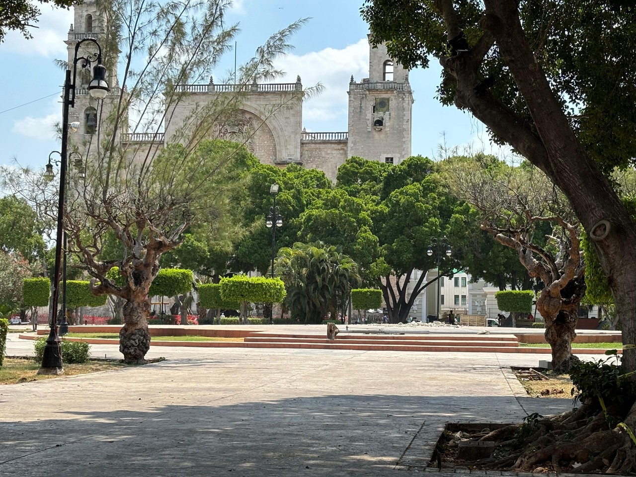 Debido a los trabajos de remodelación de la Plaza Grande de Mérida, el asta bandera ubicada en el centro de dicho sitio fue retirada.- Foto de Alejandra Vargas