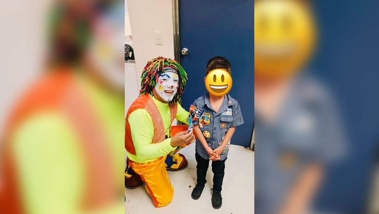 Un payaso junto a un menor festejando el Día del Niño desde el Hospital del IMSS en Durango. Foto: Facebook IMSS Durango.