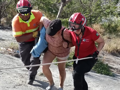 Auto con familia cae al Río Santa Catarina; hay 5 lesionados