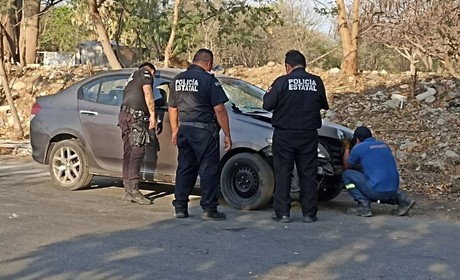 Trágico inicio de semana: joven muere tras chocar su auto contra un poste