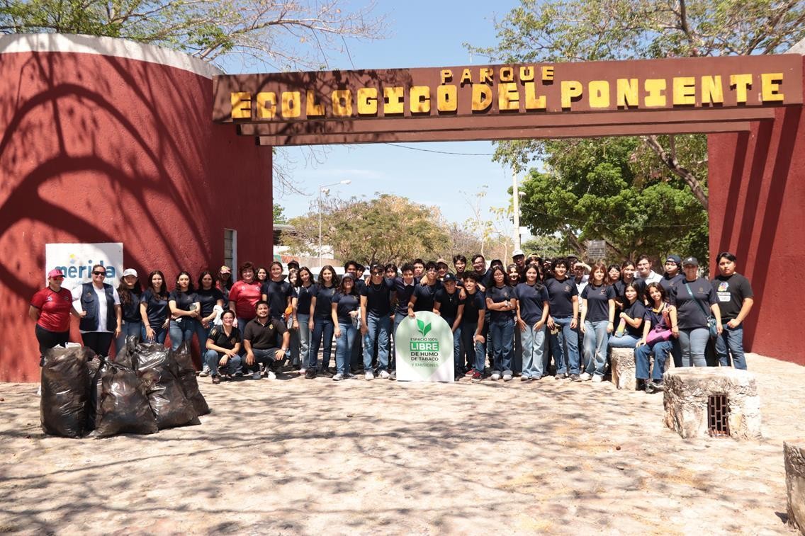 Como parte del programa “Colillatón”, estudiantes de la preparatoria 2 de la Uady lograron recolectar 30 kilogramos y medio de residuos y alrededor de 250 colillas de cigarros.- Foto de la Uady