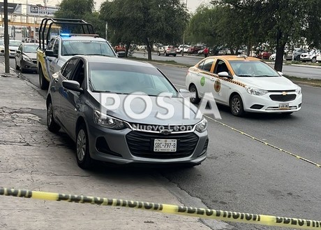 Detienen a hombre en auto con reporte de robo en Monterrey