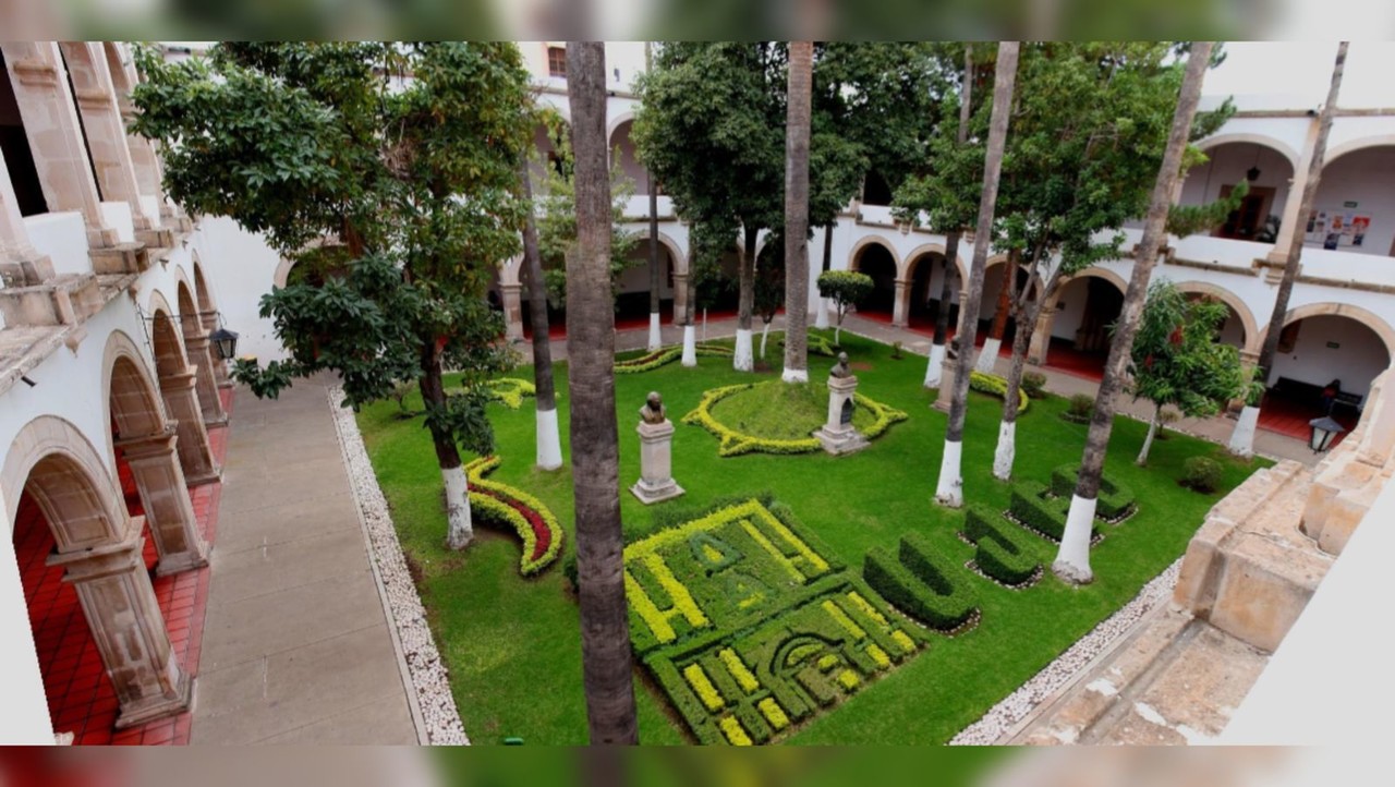 Jardín del Edificio Central de la UJED ubicado en el centro histórico de la capital. Foto: Facebook Universidad Juárez del Estado de Durango.