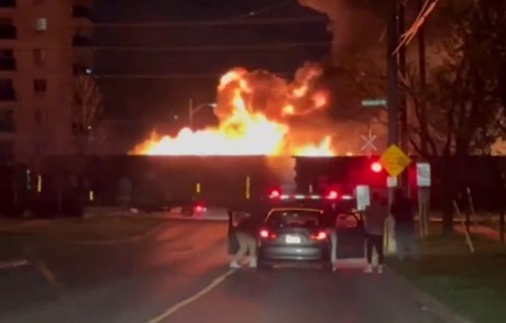 Tren en llamas atraviesa Ontario, Canadá (VIDEO)