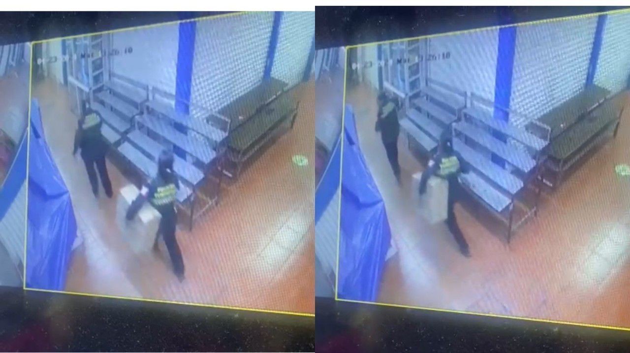 Mujeres policías captadas en video mientras cargaban una caja en la que se presumía llevaban la mercancía robada, sin embargo se comprobó que no tuvieron relación en el delito. Foto: Especial/POSTAMX.
