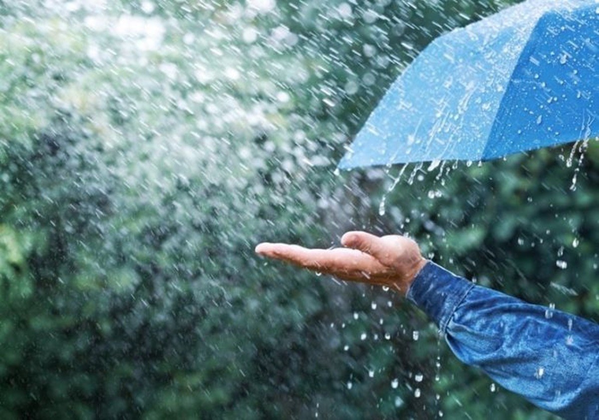 Una persona con paragua siente la lluvia cayendo del cielo. Foto: El Cronista.