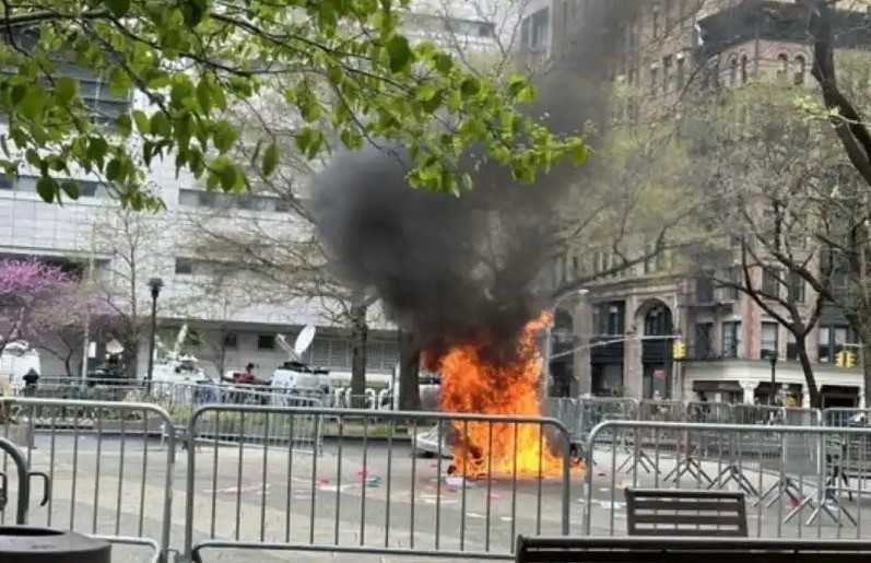 Según las autoridades, una persona usó un extintor para intentar apagar el incendio. Foto: CNN.