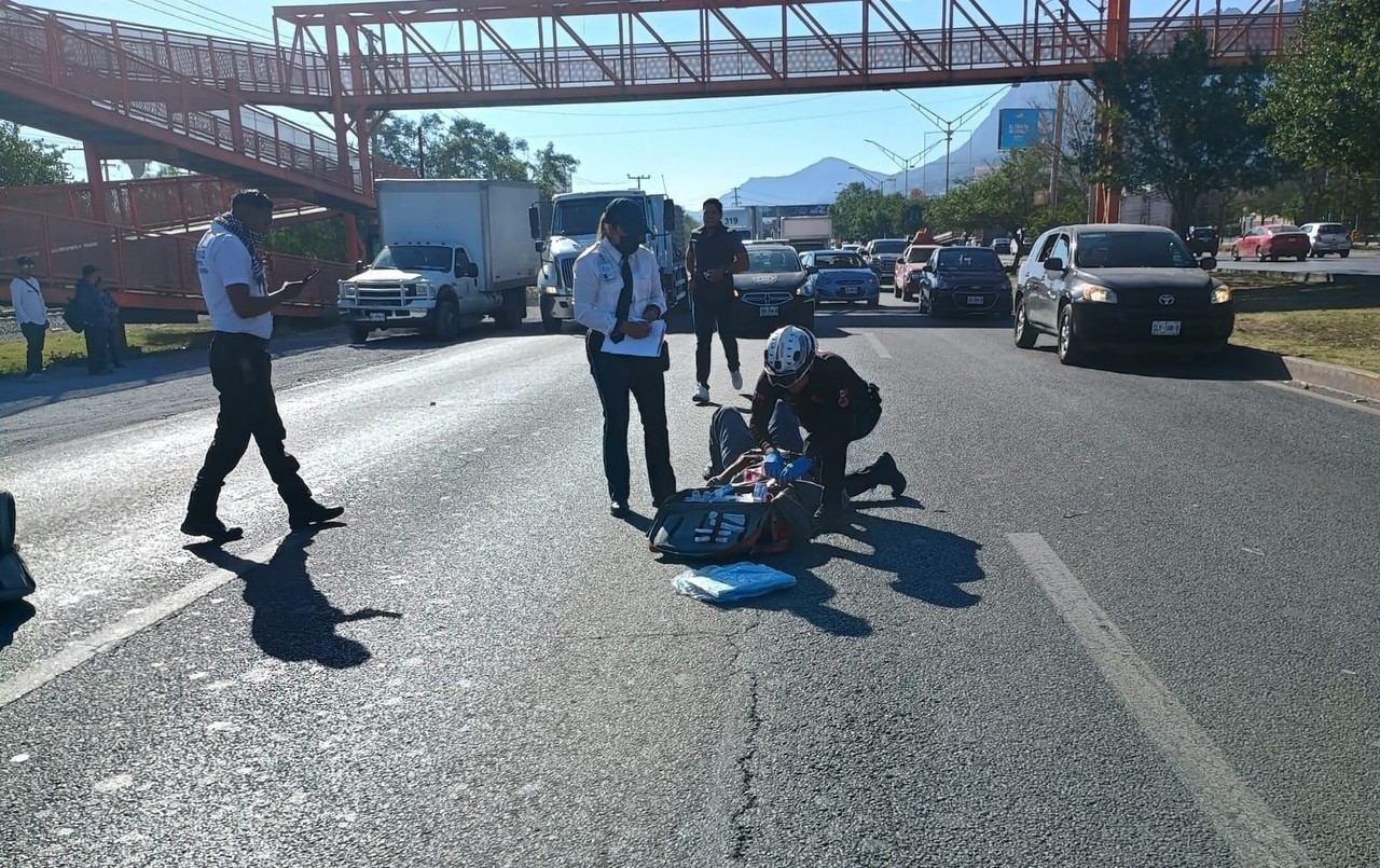 El motociclista fue diagnosticado como politraumatizado y se encuentra recibiendo atención médica. Foto: Protección Civil de Nuevo León.