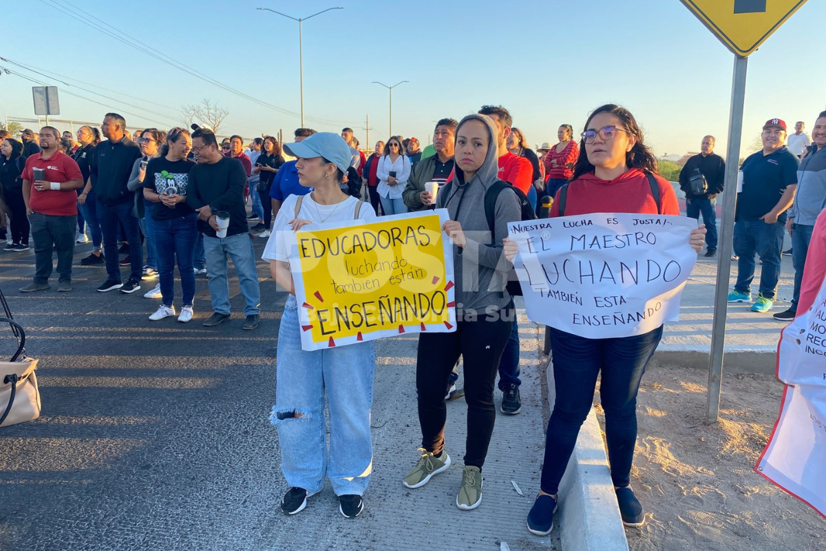 Docentes y personal administrativo de la SEP manifestandose en el puente convocan a planton en el SNTE. Foto: Alberto Cota / POSTA BCS