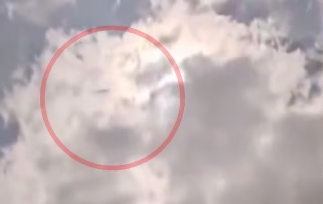 El ufólogo compartió un video donde muestra un supuesto OVNI que atraviesa el cielo durante este gran momento. Foto: Redes Sociales.