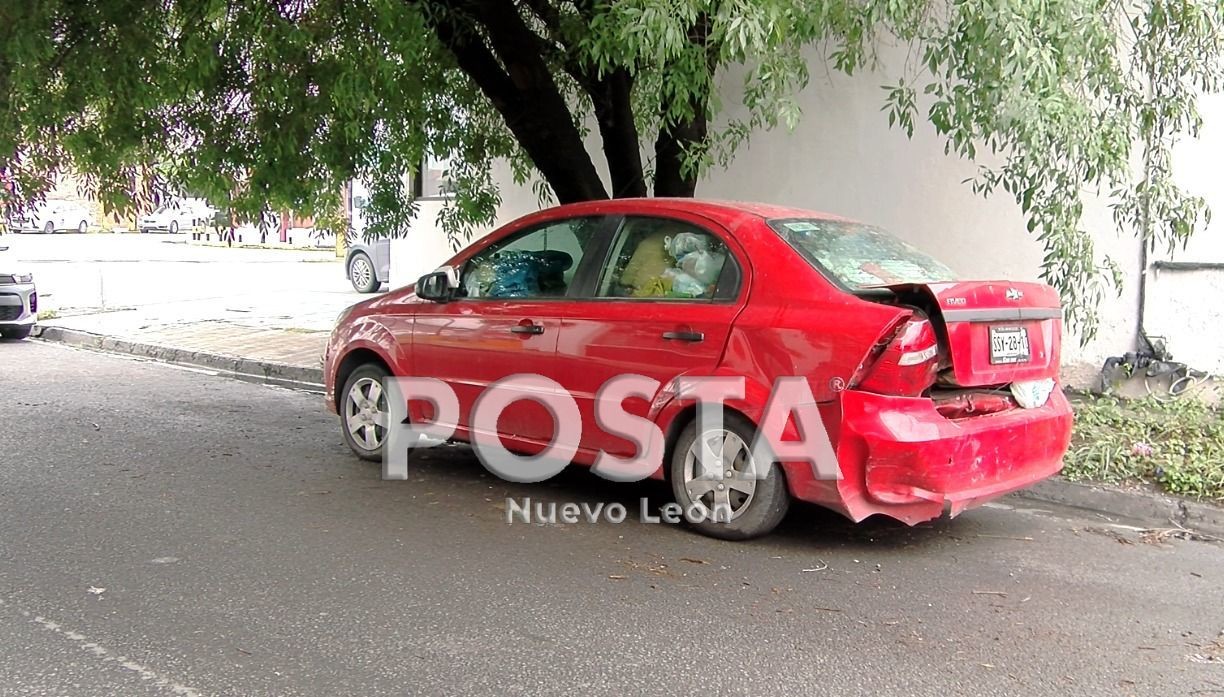 José Fernando, continúa viviendo en el Chevrolet Aveo, color rojo, que se encuentra estacionado frente a una farmacia ubicada en el cruce de las calles Enrique C. Livas y Jamaica, colonia Vista Hermosa en Monterrey.
