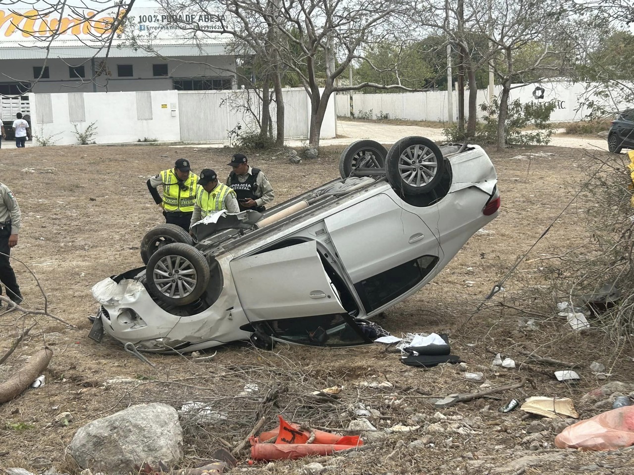 La guiadora de un auto se llevó tremendo susto luego de volcar el auto en el que viajaba en el periférico de Mérida.- Foto de redes sociales