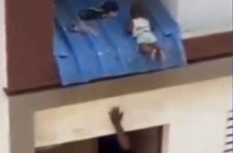 Rescatan dramáticamente a un bebé que colgaba de una azotea (VIDEO)