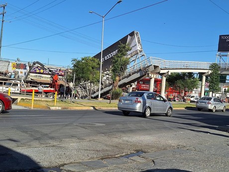 ¡Lo que nos faltaba! Grúa derrumba puente en San Nicolás