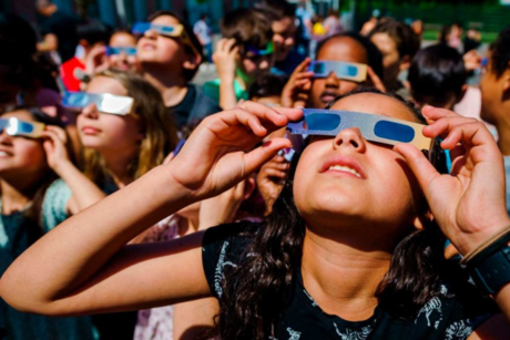 Emite SET recomendaciones para evitar riesgos en escuelas ante el eclipse solar