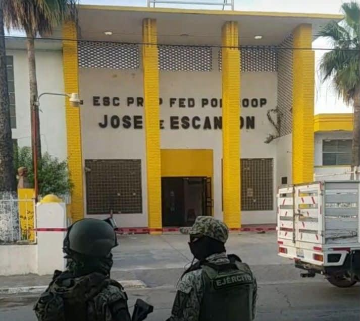 Personal de SEDENA evacuó las instalaciones de la Preparatoria José de Escandón en Reynosa, Tamaulipas por una granada encontrada en el lugar. Foto: Redes sociales