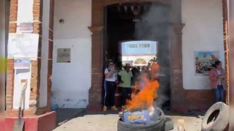 Con gritos, golpes y quema de llantas protestan en Otumba (VIDEO)
