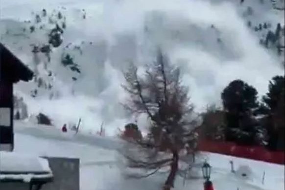 El ex jefe del servicio de rescate de montaña de Zermatt, Bruno Jelk, dijo que la avalancha se produjo debajo de la estación de Riffelberg, fuera de las pistas. Foto: Especial.