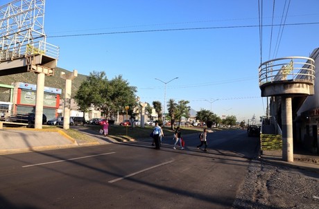 Abren avenida De la Aurora tras caída de puente peatonal en San Nicolás