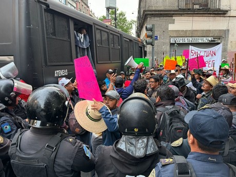 Manifestantes intentan burlar cerco policial para ingresar a Palacio Nacional