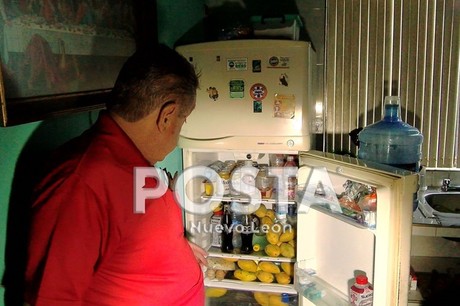 >Cumplen vecinos de Mitras Norte más de 20 horas sin luz