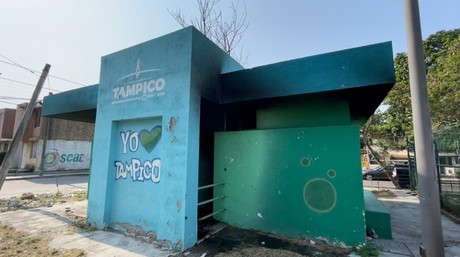 Niños vándalos incendian baños de un parque en Tampico