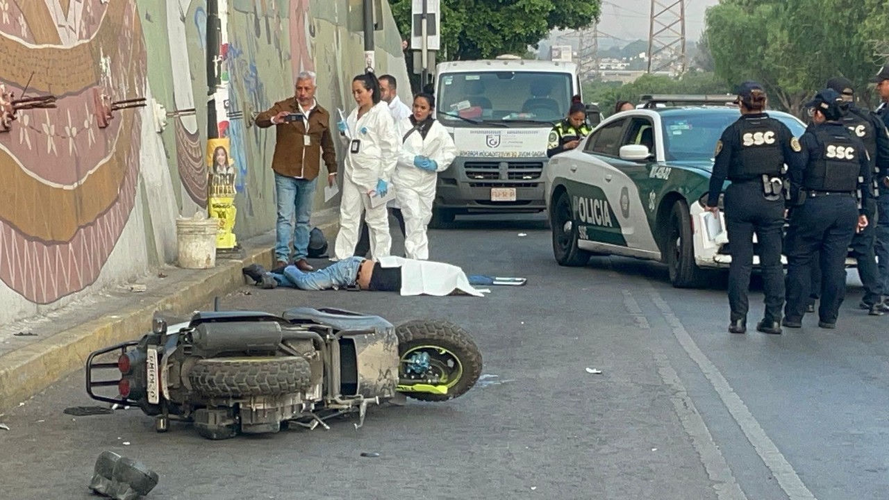 Elementos de la Fiscalía capitalina llegaron al lugar donde un motociclista murió. Foto: Ramón Ramírez