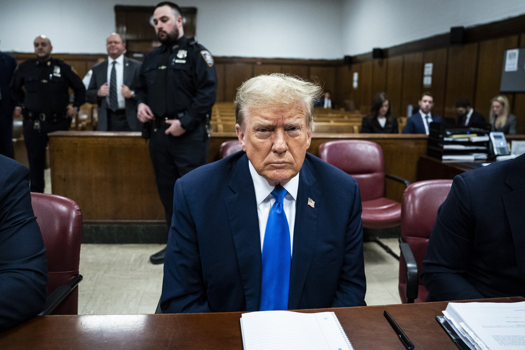 El expresidente Donald Trump se presenta en la corte penal de Manhattan durante la selección del jurado, el jueves 18 de abril de 2024, en Nueva York. (Jabin Botsford/The Washington Post vía AP, foto compartida)