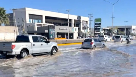 ¡Aguas! Se desborda canal de riego en Torreón 