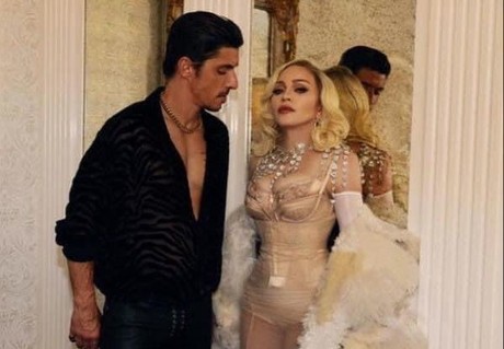 Madonna sube al actor Alberto Guerra durante su concierto en CDMX (VIDEO)