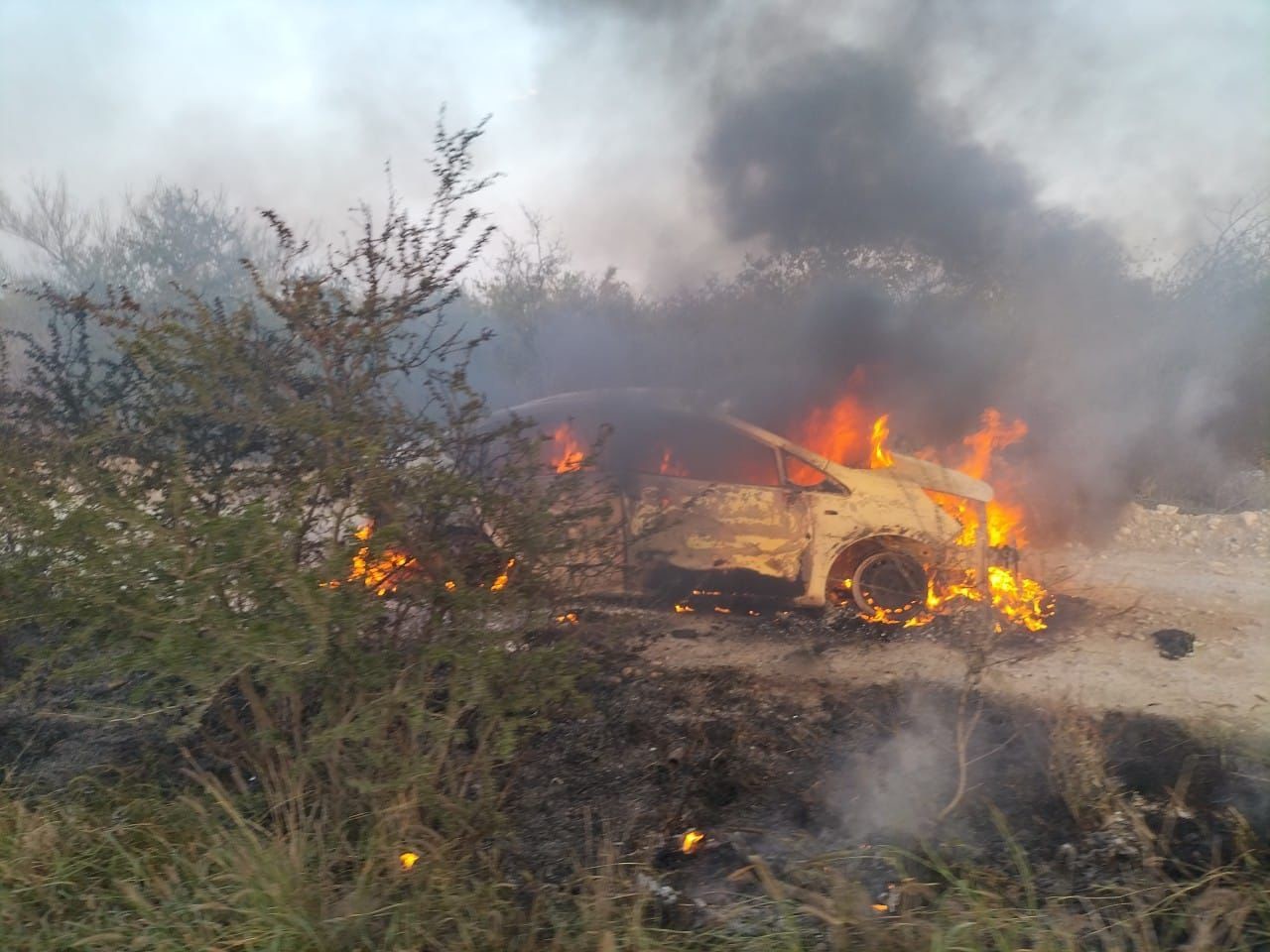 Un automóvil envuelto en llamas en la colonia Santa Clara en Zuazua. Foto: Raymundo Elizalde