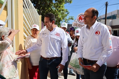 Presenta Javier Díaz propuestas de campaña en la colonia La Madrid en Saltillo