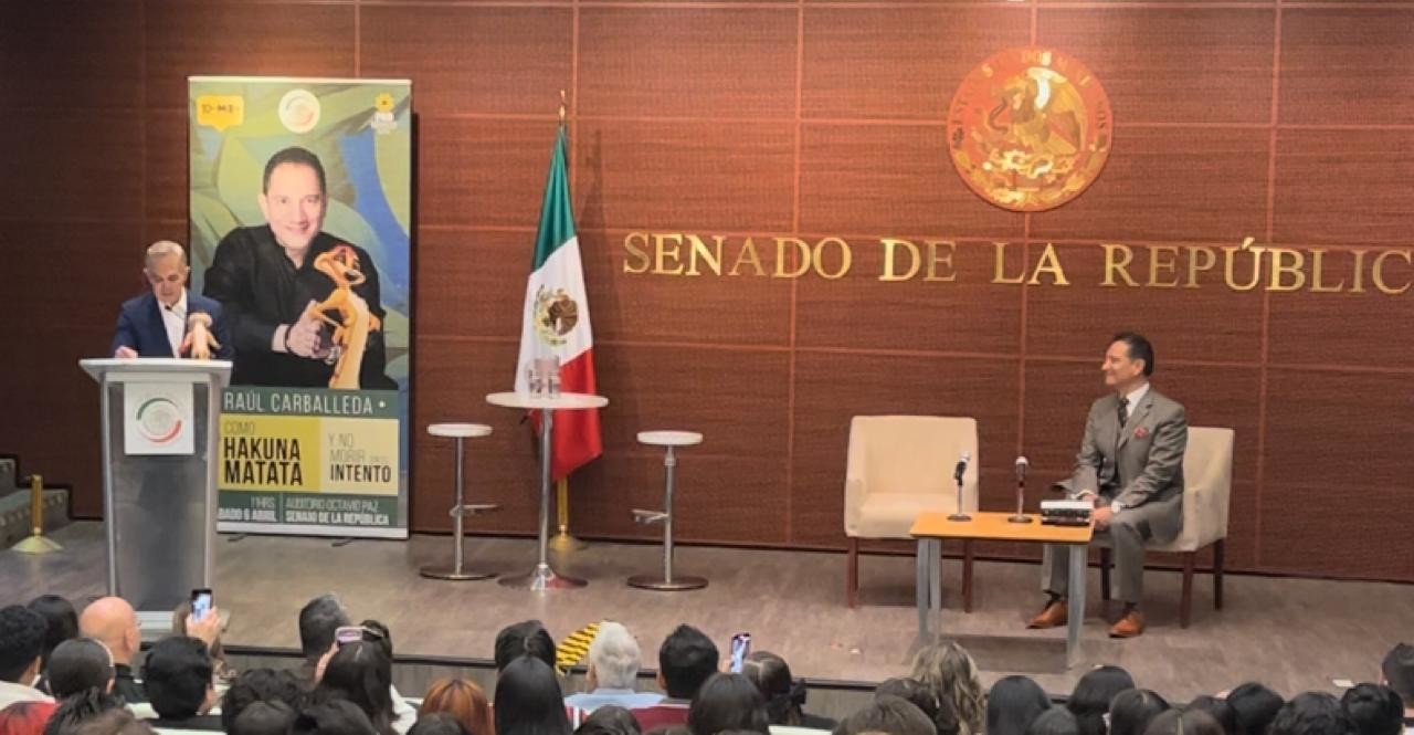 Premia Mancera a Raúl Carballeda en encuentro con estudiantes de “10 por México”. Foto: Iván Macías