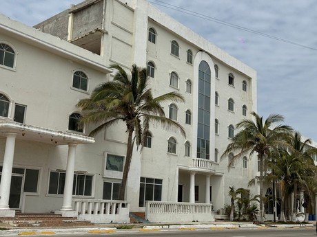 A romper el cochinito, hotel de playa Miramar en venta por 215 millones de pesos