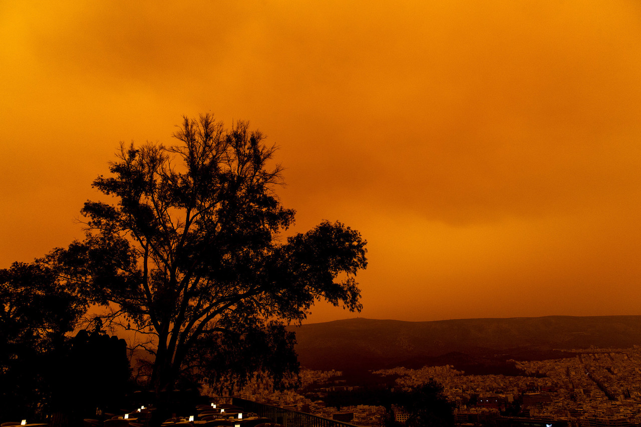 Atenas cubierta de polvo africano. Foto: @lolosmarios