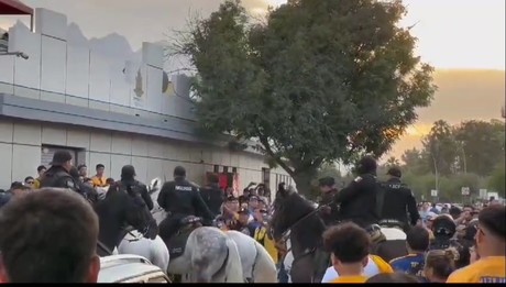 Captan pelea entre aficionados de Tigres y policía de San Nicolás (VIDEO)
