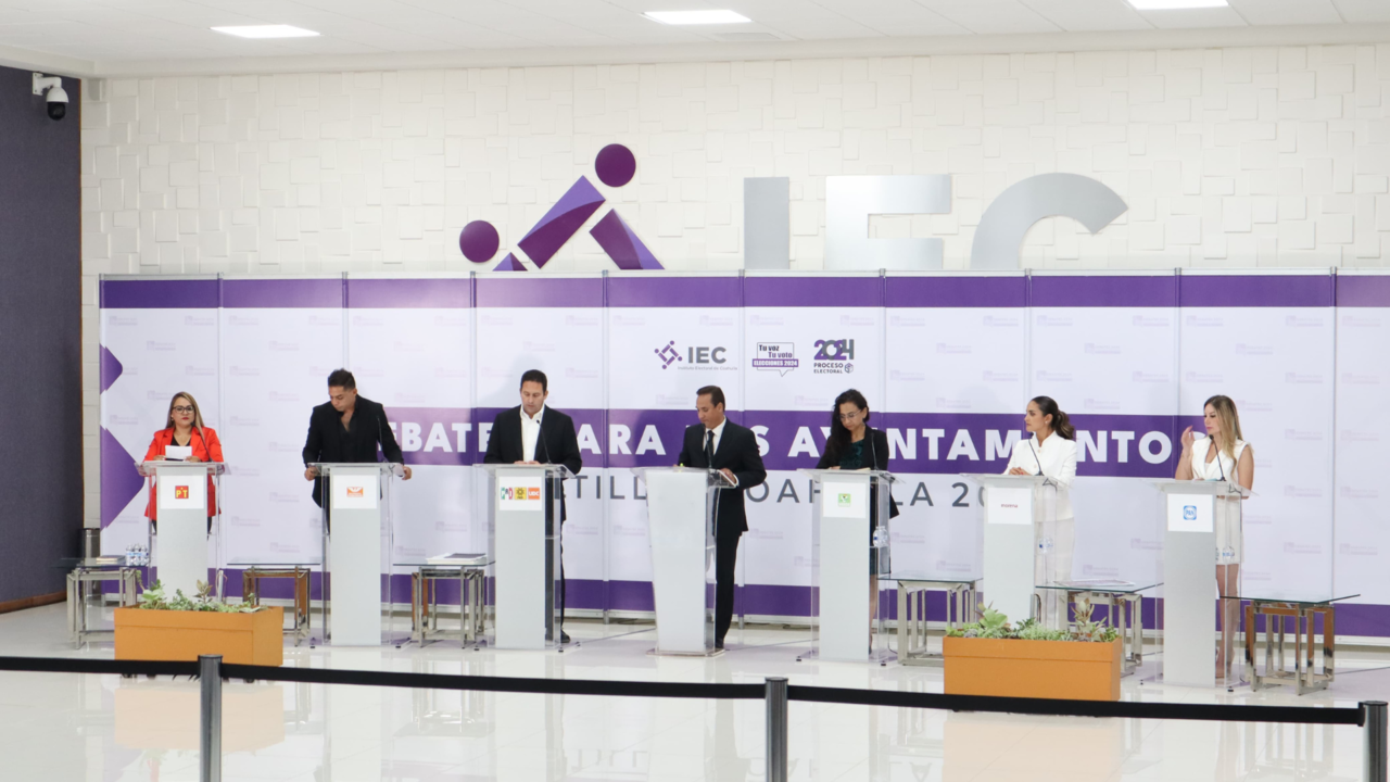 Los seis candidatos en el podio del primer debate por la Presidencia Municipal de Saltillo / Foto: Edgar Romero