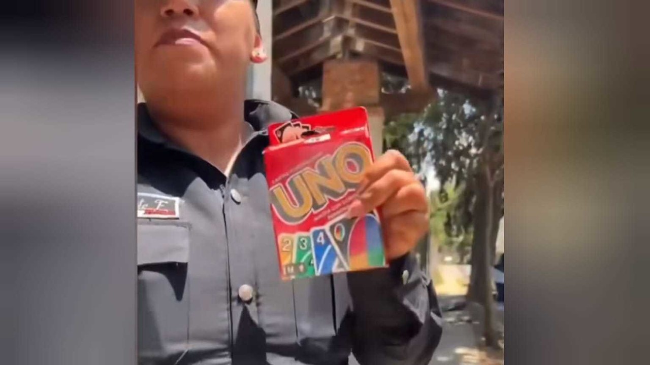 Policías detienen a jóvenes en Toluca por jugar UNO. Foto: Captura de pantalla
