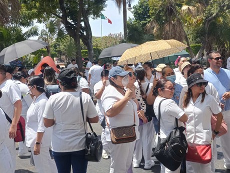 Personal de salud  de Yucatán protesta frente a Palacio de Gobierno