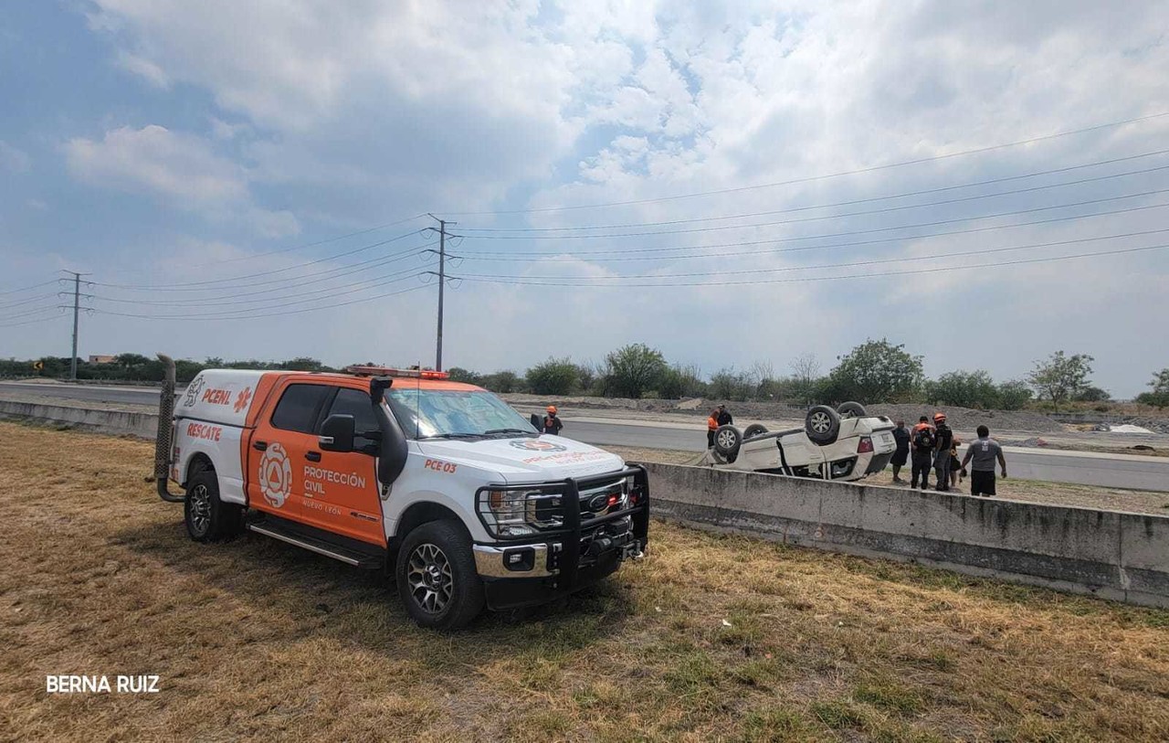 Unidad de Protección Civil Nuevo León y camioneta volcada. Foto: X Protección Civil Nuevo León