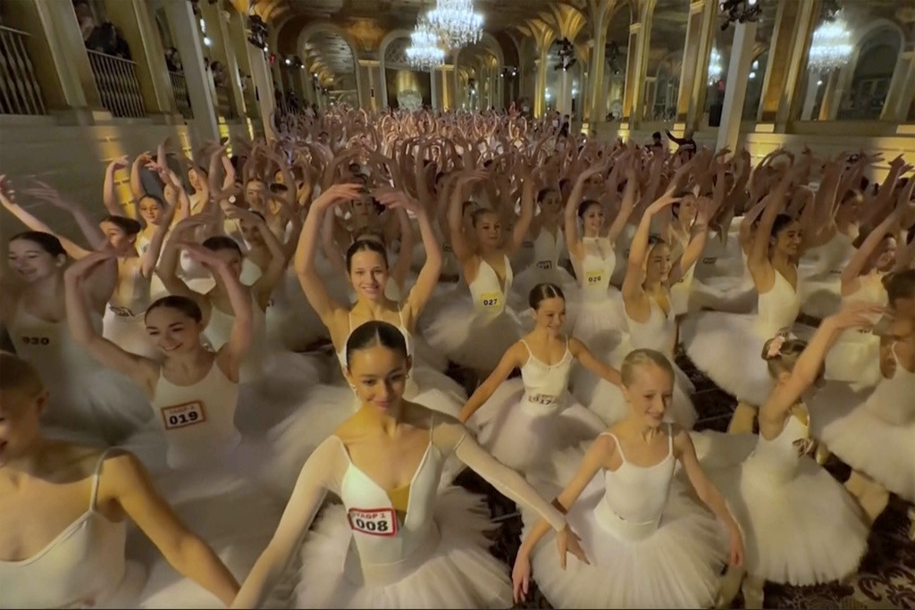 Esta imagen tomada de un video muestra a ciento de jóvenes bailarinas durante una actuación en el Hotel Plaza, el miércoles 17 de abril de 2024, en Nueva York, para romper el récord mundial de danza sobre puntas en un solo lugar. (AP Foto)