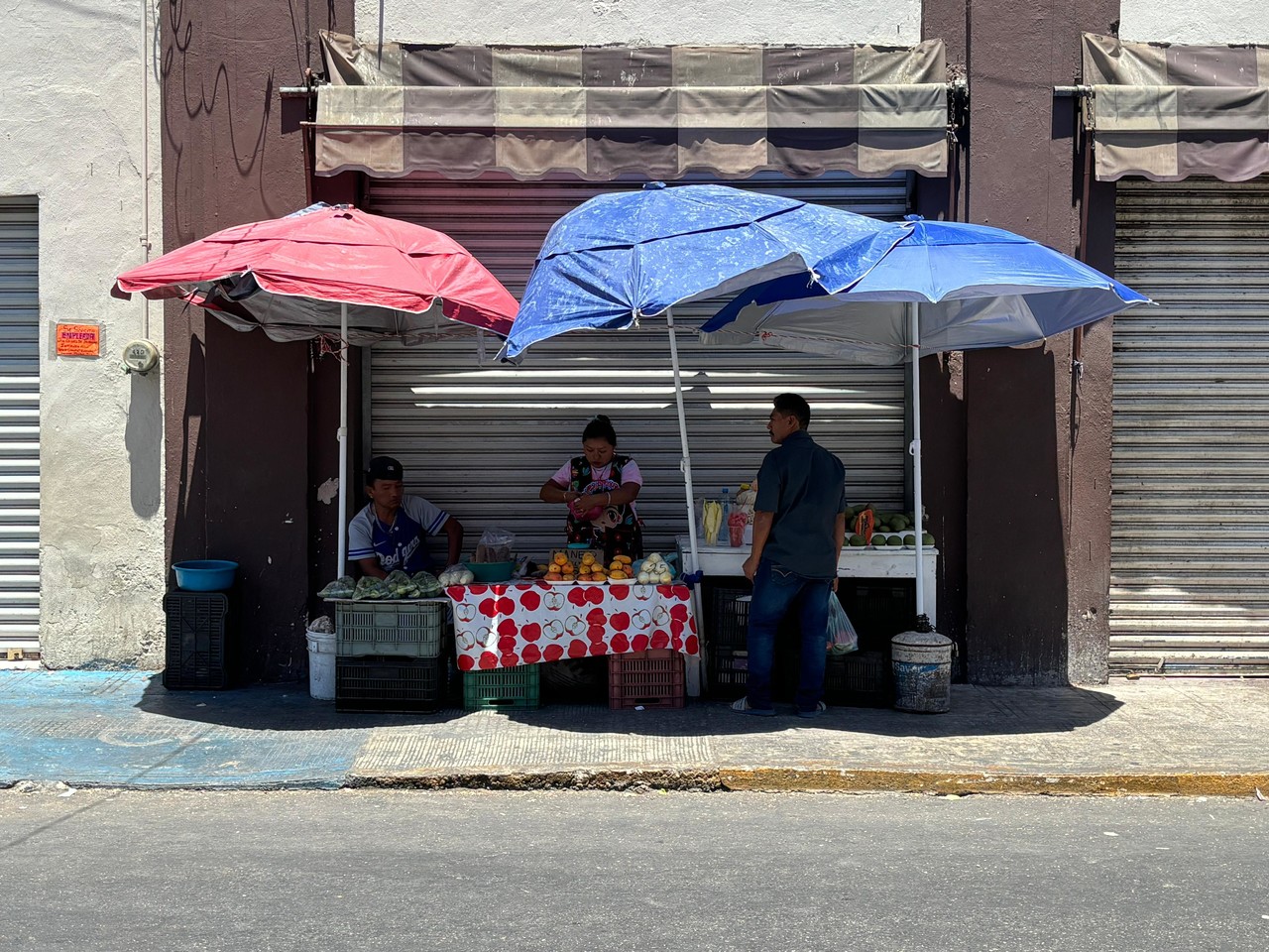 Los vendedores de aguas beneficiados en sus ventas debido al calor en Mérida. Foto: Alejandra Vargas
