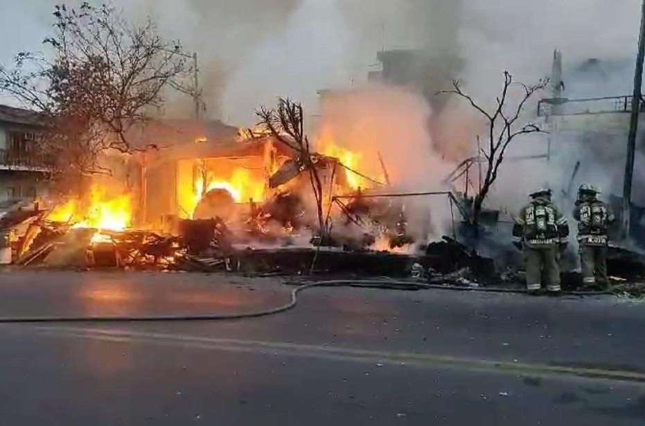 Bomberos Nuevo León comenzaron a combatir el fuego que se presentó al interior del hogar. Foto: Protección Civil de Nuevo León.