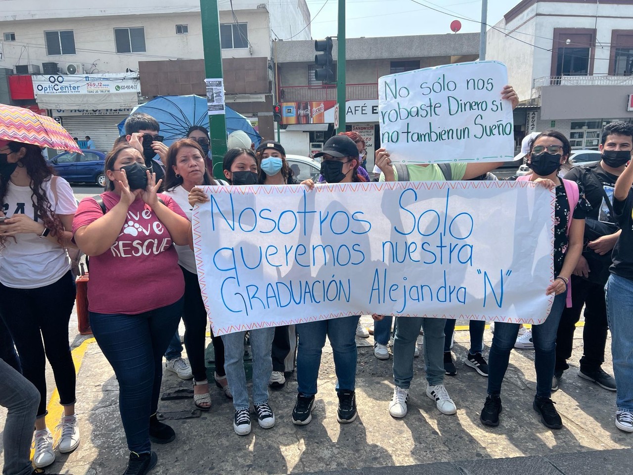 Los estudiantes protestaron a las afueras del Hospital IMSS de Ciudad Madero.