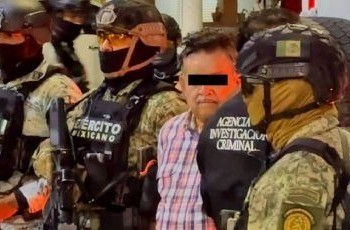 Abraham Oseguera 'Don Rodo', junto a elementos del Ejército Mexicano. Foto: Contra República.