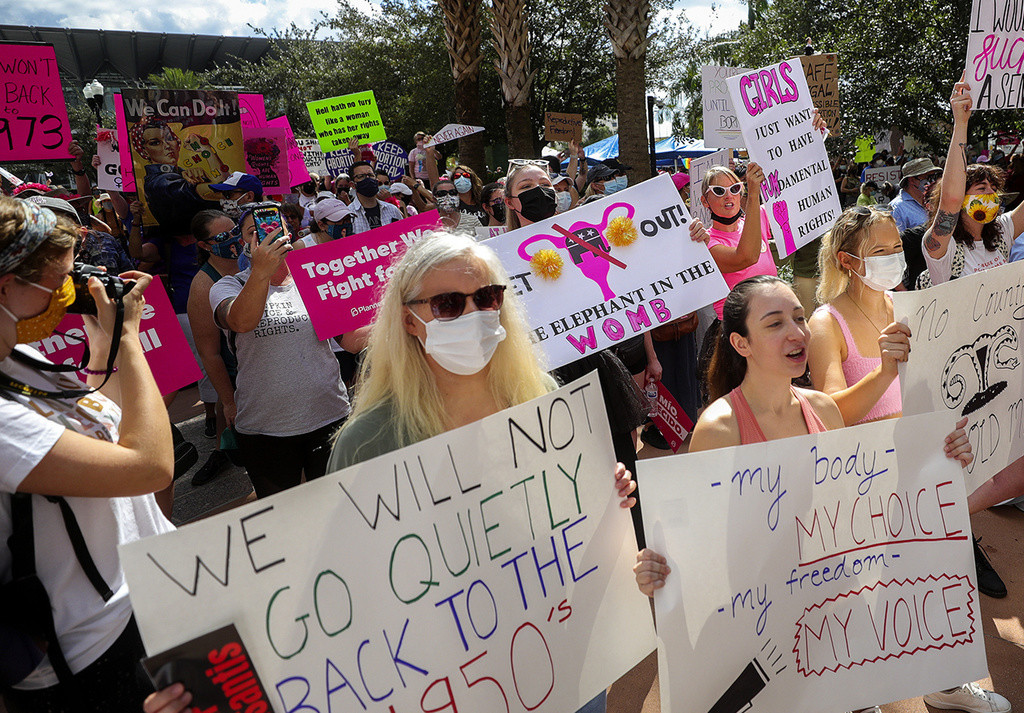 Manifestantes agitan pancartas mientras caminan de regreso al ayuntamiento de Orlando durante la marcha por el acceso al aborto, el 2 de octubre de 2021, in Orlando, Florida. (Chasity Maynard/Orlando Sentinel via AP, Archivo)