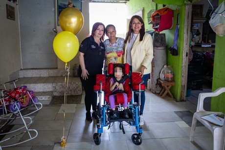 Municipio de Guadalupe dona sillas de ruedas especiales para niños