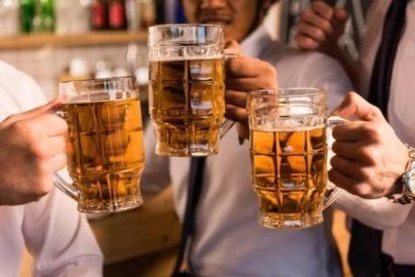 Estudio revela: Consumo de alcohol provoca atracción entre hombres