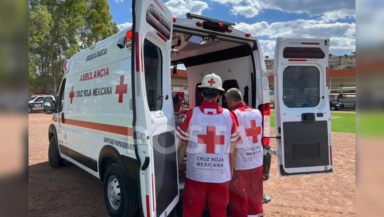 Paramédicos de la Cruz Roja Mexicana realizando maniobras en una ambulancia. Foto: Especial/POSTAMX.